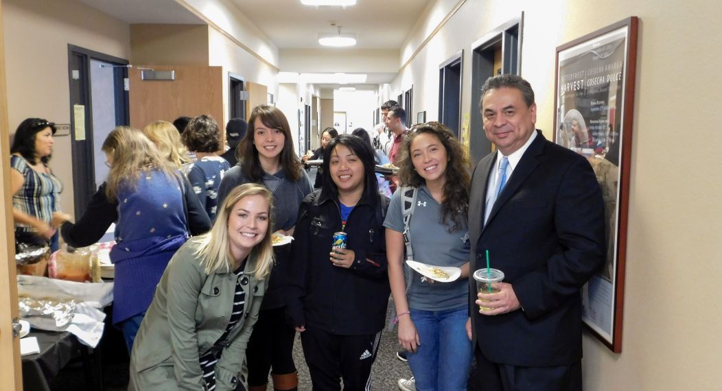 students with the district attorney of El Salvador